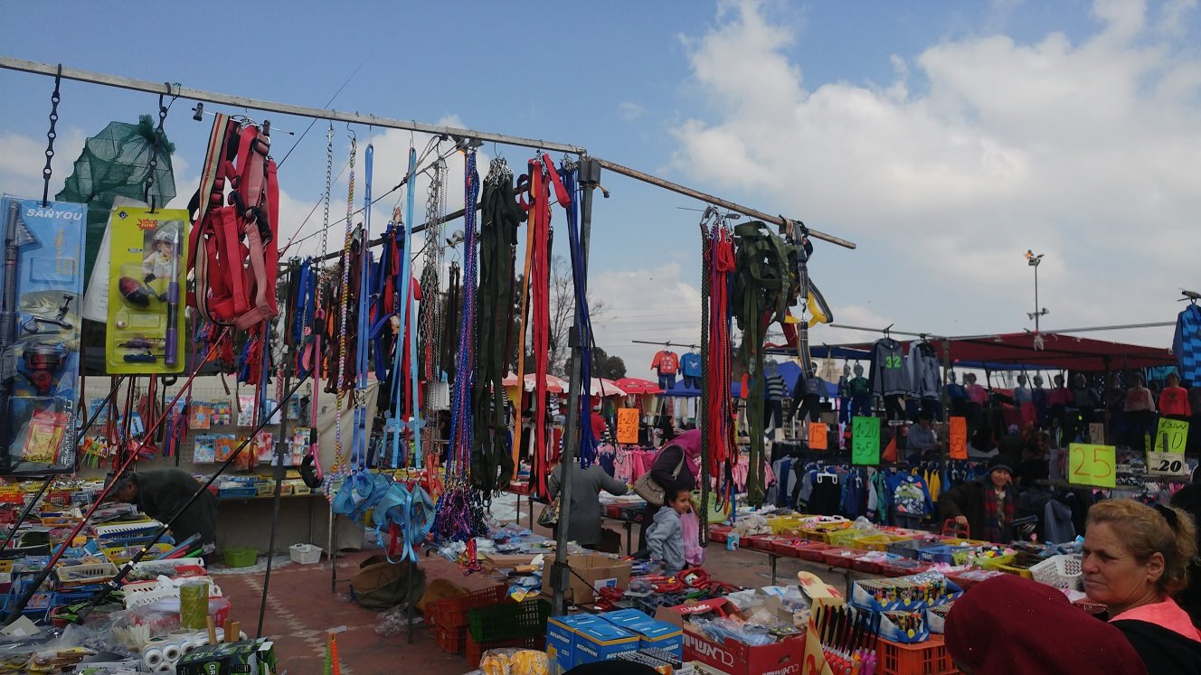 השוק הבדואי - סחורות מכל וכל בזיל הזול. צילום: שרון טל