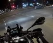 לא הגיע רחוק: נמלט אל תוך שכונת הפארק עם אופנוע גנוב ונעצר בתום מרדף (תיעוד)