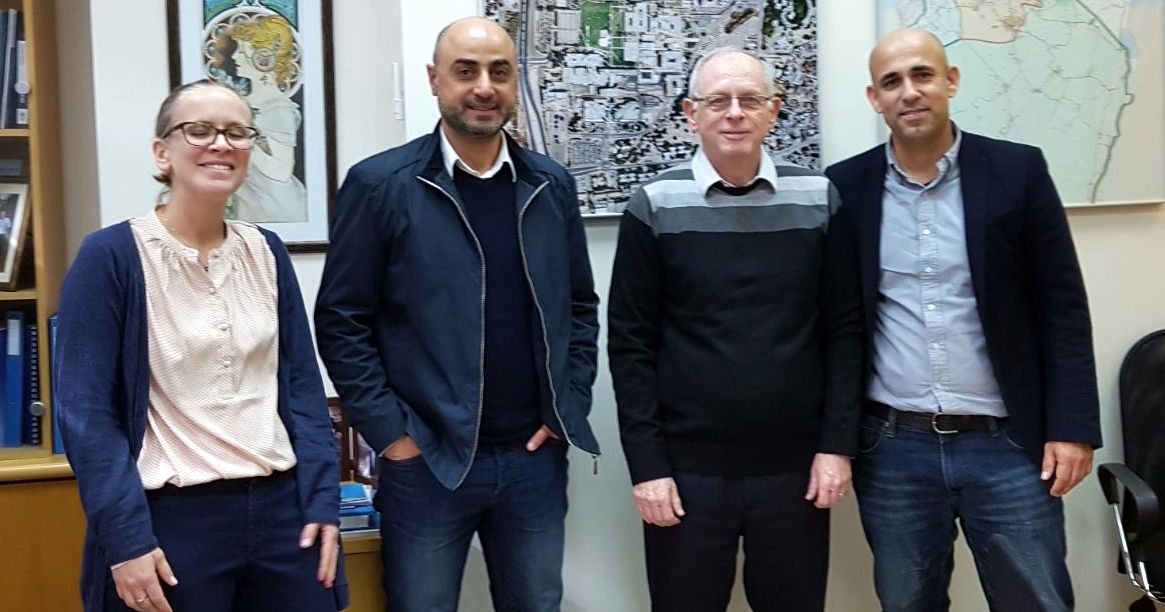 בתמונה מימין: ירון משלי, פרופ' אהוד דוידסון, אורן אהרוני והילה פז