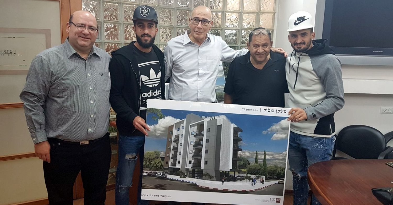 מימין וובה בראון, שאול נעמן, אלישע כהן, בן ביטון ואהוד ערב. צילום -כהן ערב