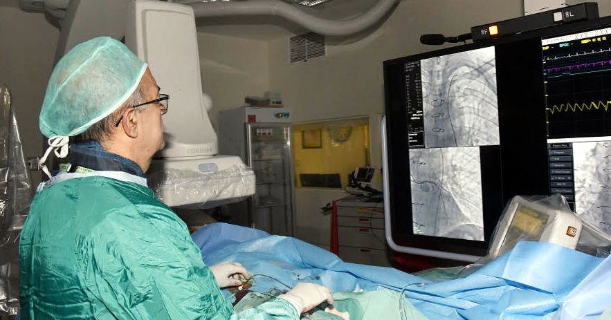 ד"ר קרלוס כפרי, מנהל יחידת הצנתורים, בחדר הצנתורים בסורוקה. צילום: רחל דוד, סורוקה