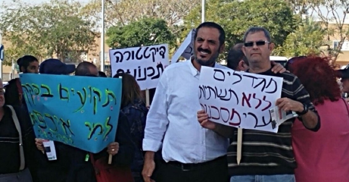חבר המועצה גדי מזוז הגיע להפגין יחד עם המתנגדים. צילום שרון טל