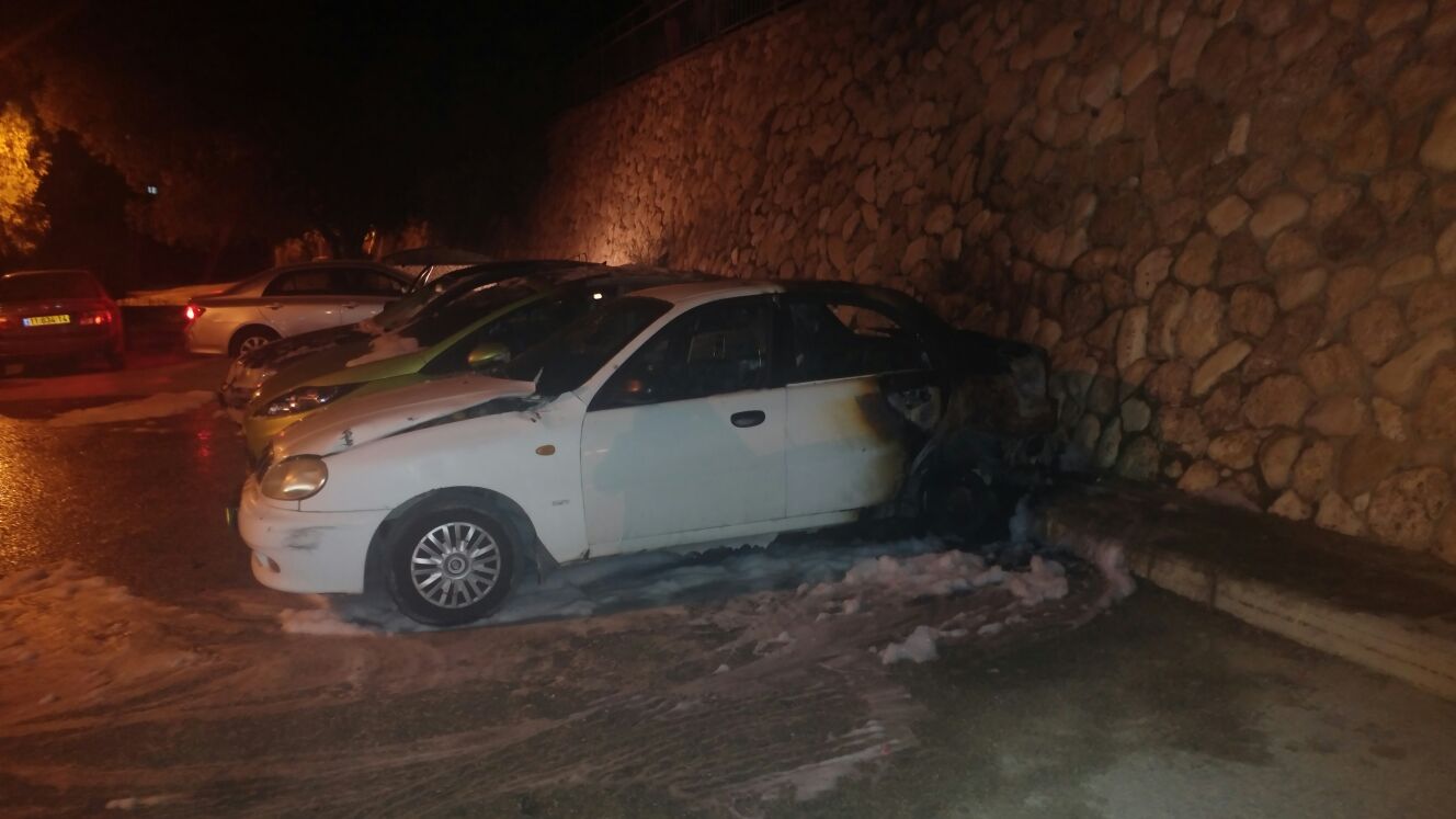 רכבים עלו באש בשכונה ד'. צילום: שרון טל