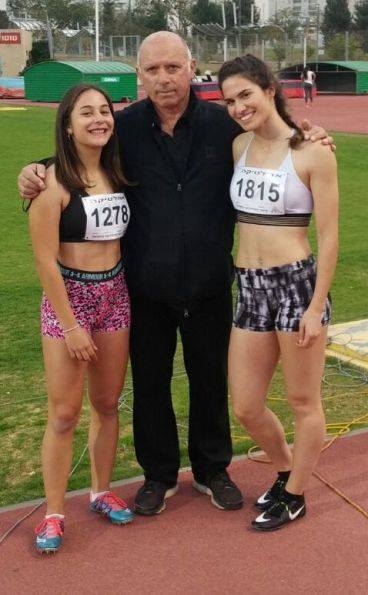 קדמון (מימין) ומאמנה החדש, קרלו רפאלי, לאחר שבירת השיא