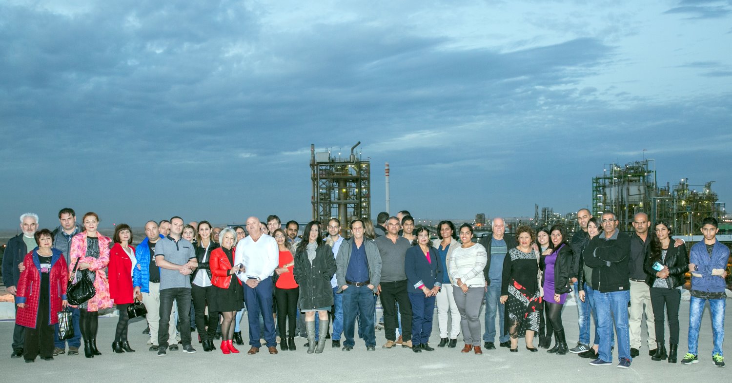 עובדים מצטיינים באדמה ובני משפחותיהם. צילום: עוזי אברהם