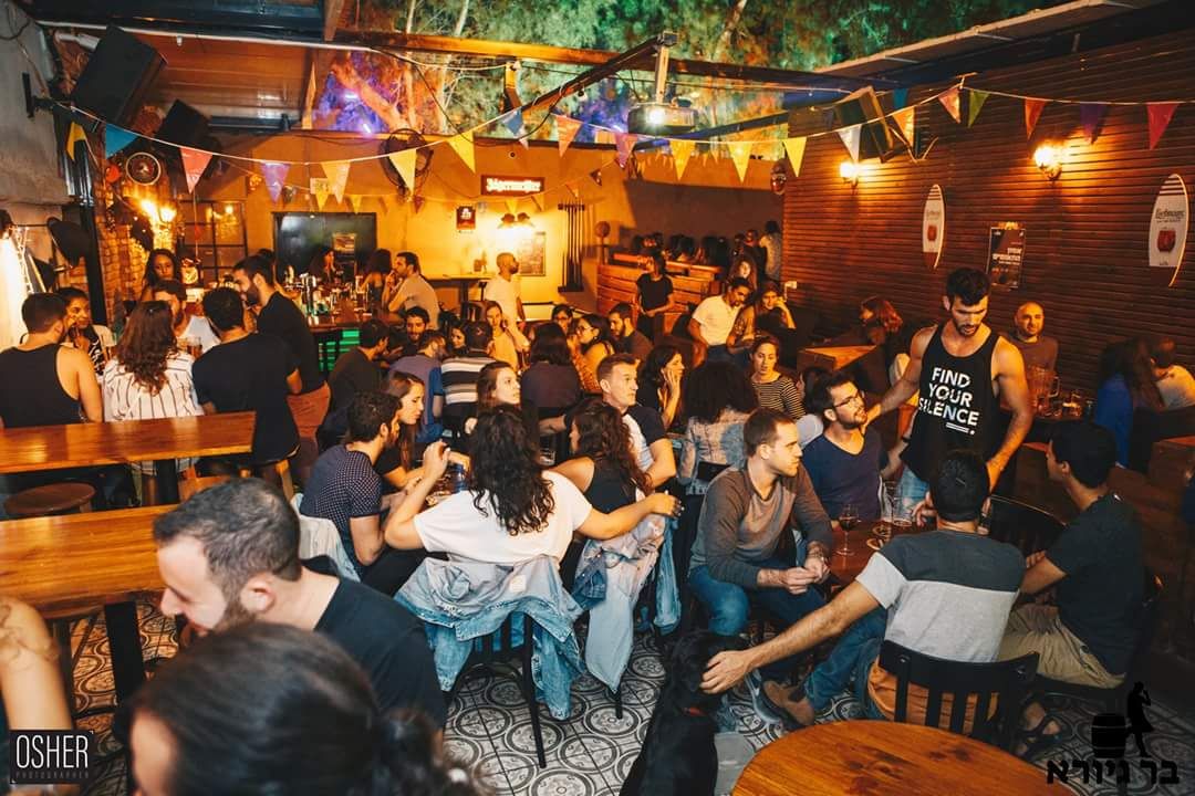 פותחים שנה חדשה בבר גיורא. צילום: אושר בן שטרית