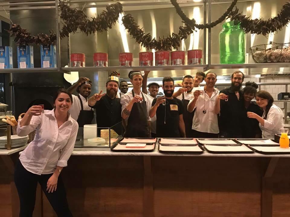 מלא הפתעות ללקוחות בגומבה. צילום: עומרי בזל