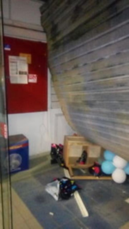 שדדו את הסניף וגרמו נזק כבד למקום. צילום באדיבות מוקד ארזי