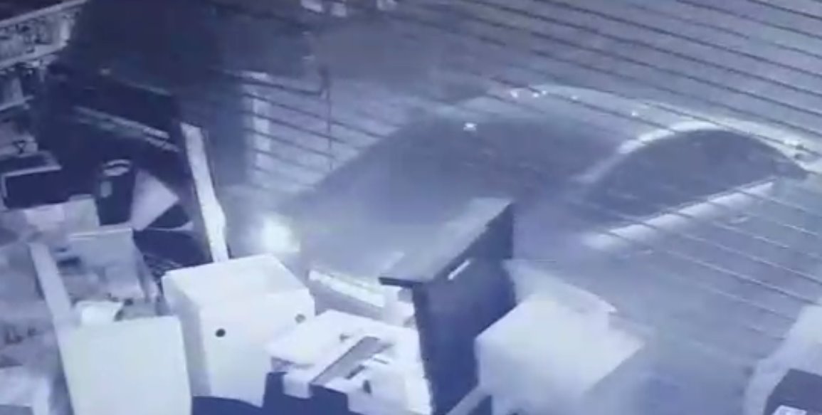 ניגחו את השער עם רכבם ונכנסו. צילום מסך