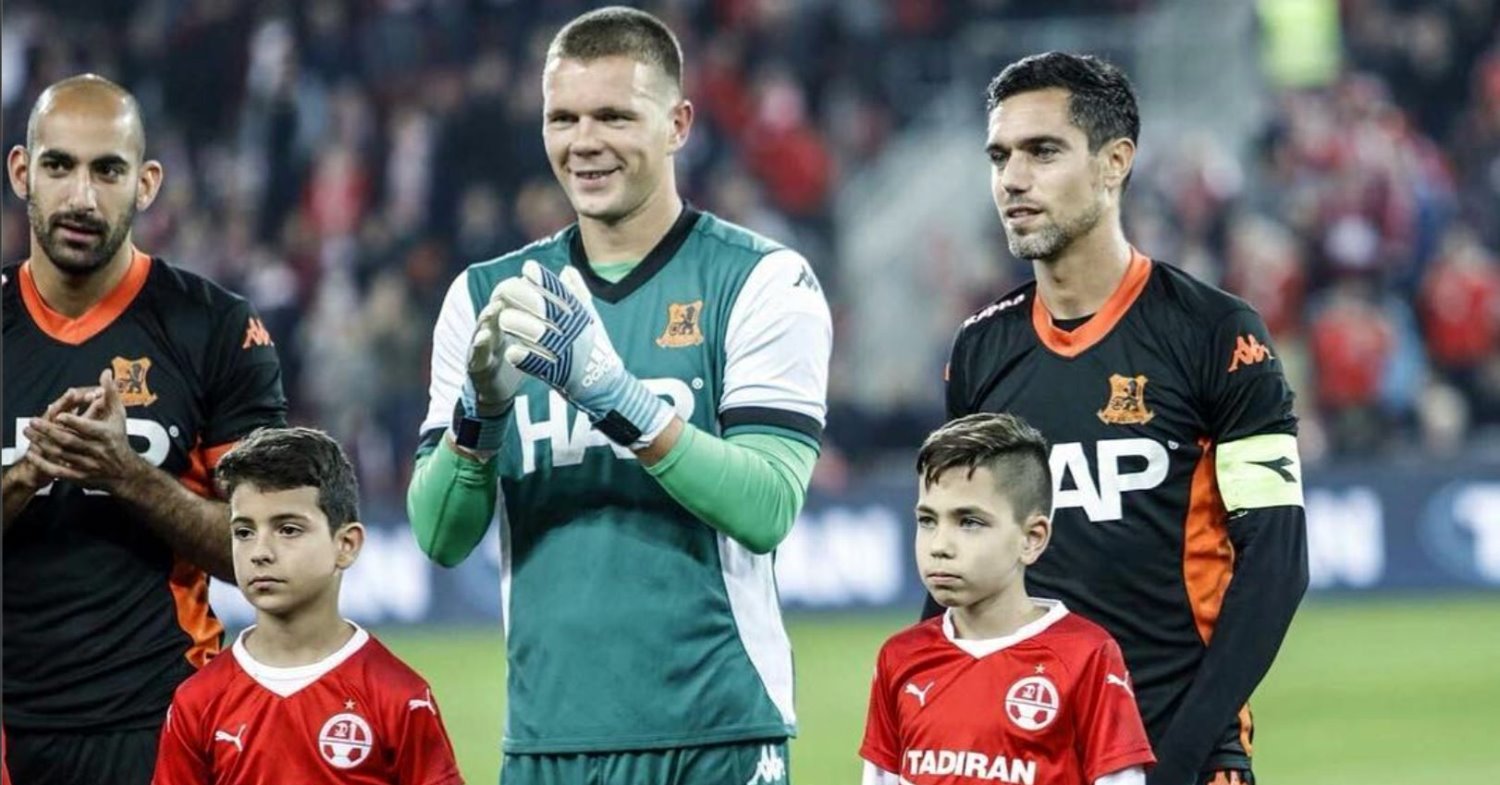 האם נראה את השוער בקרוב לובש אדום?