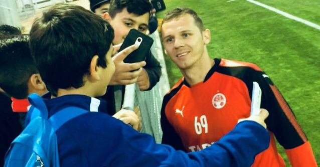 מישי מצטלם עם מעריצים. צילום: אוריאל גור דוד