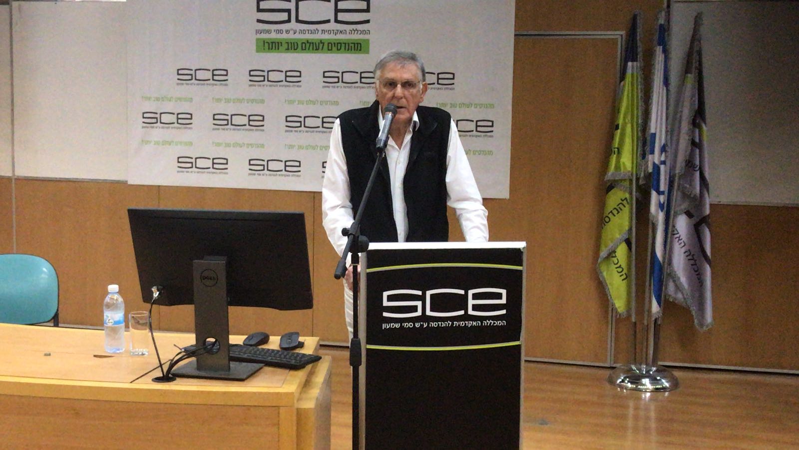 פרופ שכטמן במכללת סמי שמעון. קרדיט המכללה להנדסה