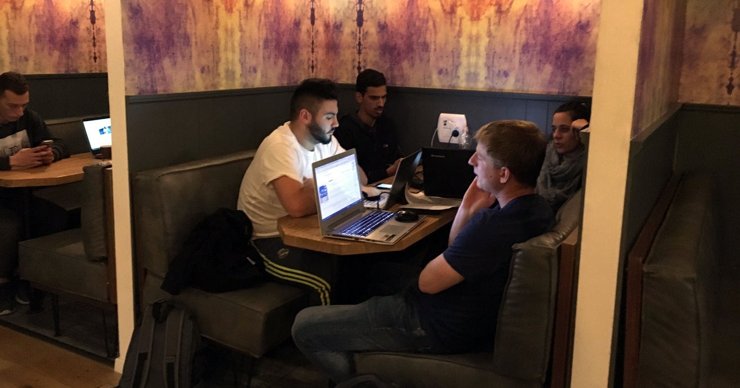 יאיר והצוות שלו עובדים על סטארטאפ שלהם ב-WEWORK. צילום: רועי לוינגר