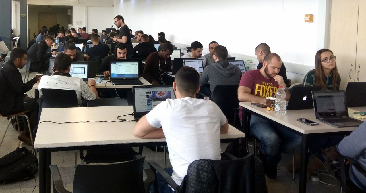 הסטודנטים יושבים ומפצחים. צילום: סמי שמעון