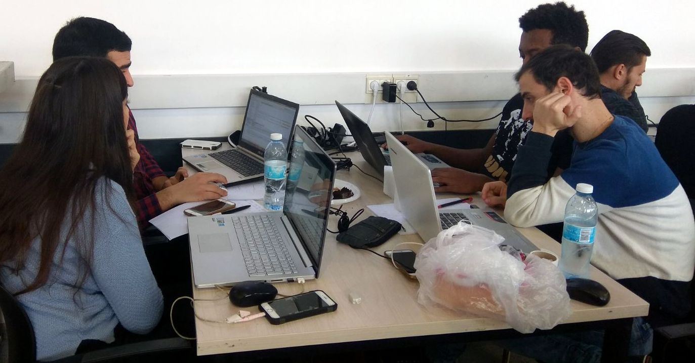 יושבים יחד שעות מול המחשבים. צילום באדיבות סמי שמעון