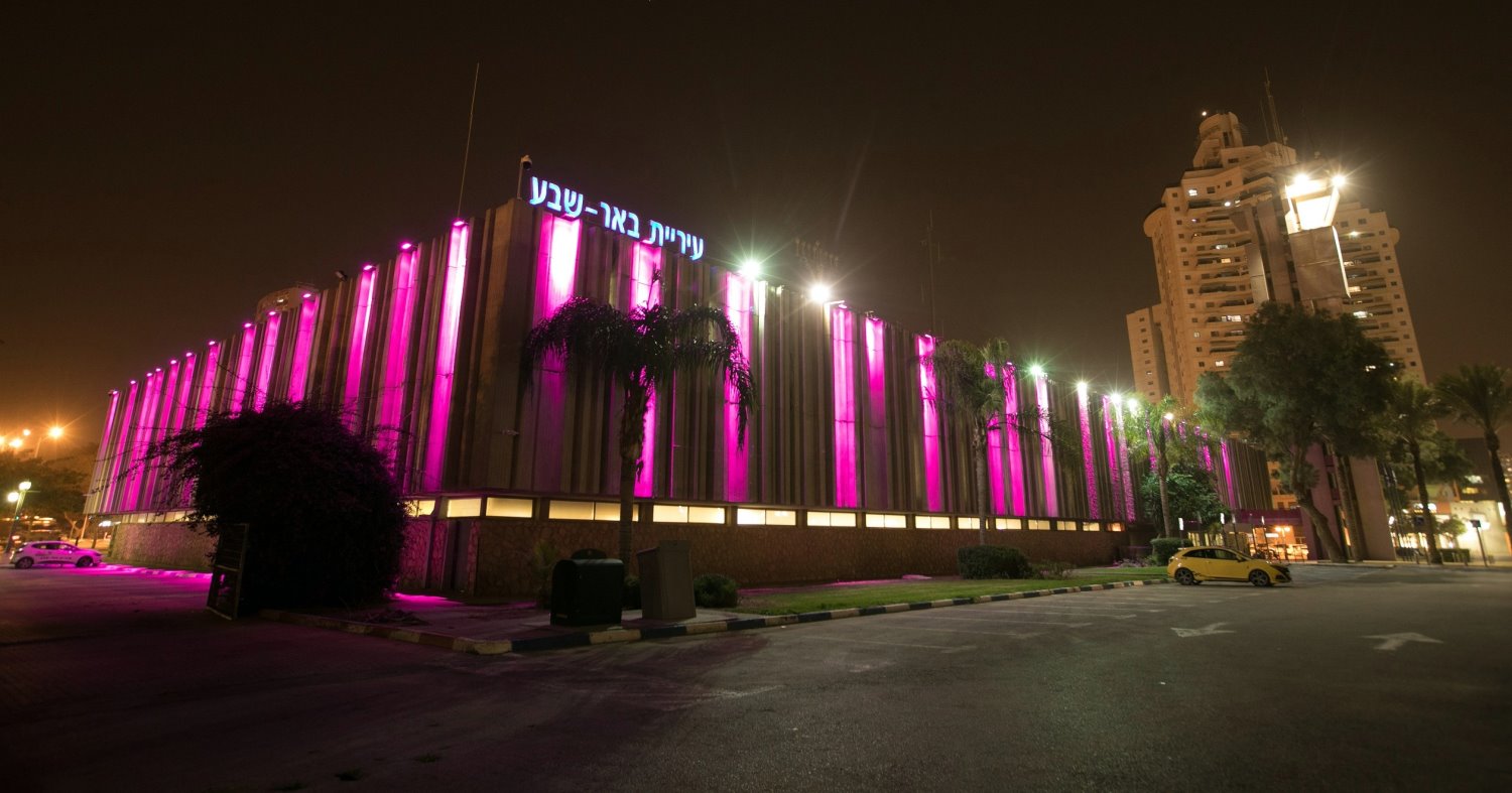 בניין העירייה צבוע בוורוד. צילום: דיאגו מיטלברג