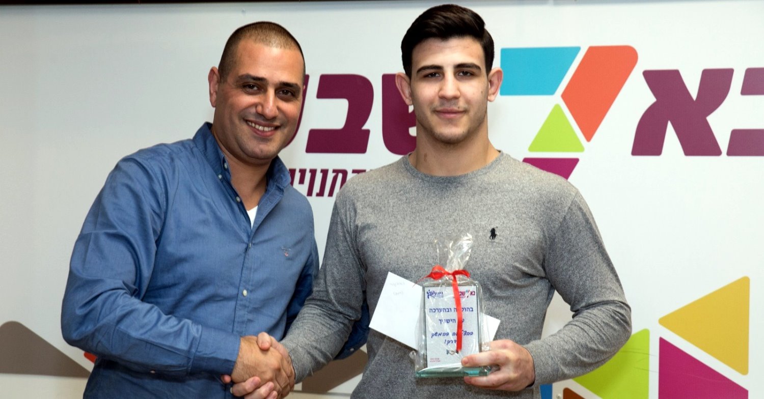 מנכ"ל חברת "כיוונים" שלומי נומה עם המתאבק אורי קלשניקוב – זוכה מדליית ארד באליפות העולם בהיאבקות.