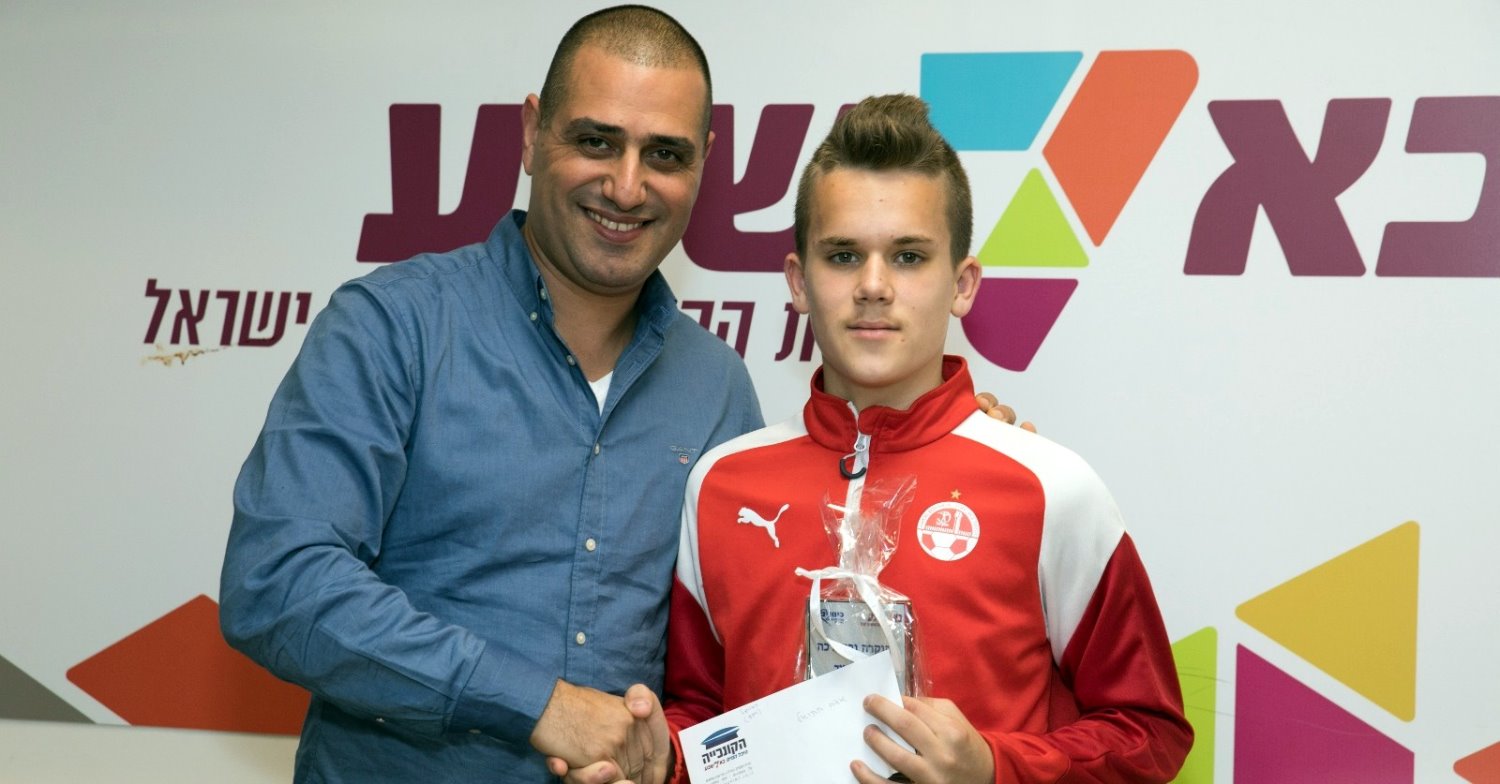 מנכ"ל חברת "כיוונים" שלומי נומה עם שחקן הכדורגל הצעיר והמצטיין אדם חתואל