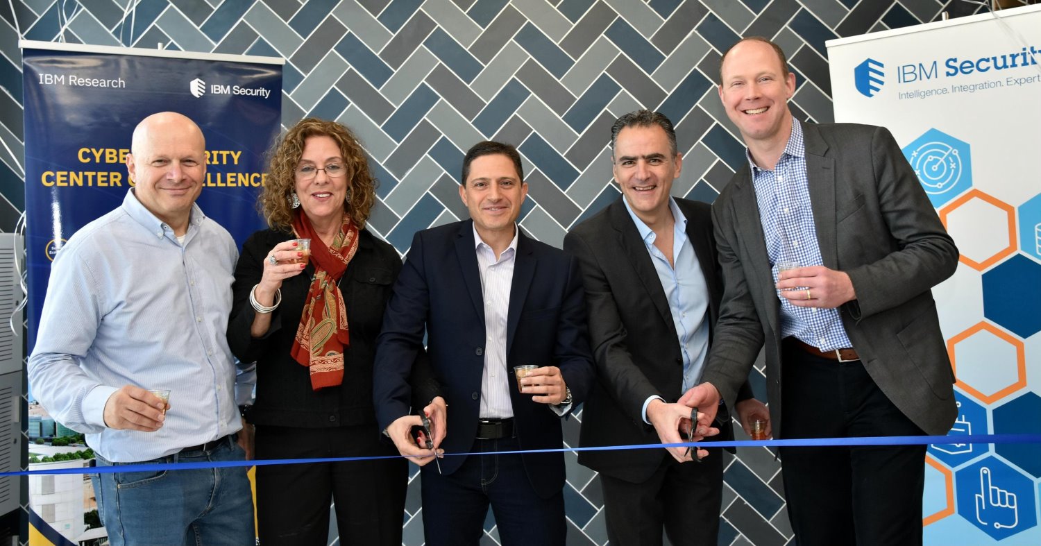 מימין לשמאל: מארק ואן זדלהוף מנכ"ל חטיבת האבטחה העולמית של IBM, דניאל מלכה מנכ"ל IBM ישראל, רוביק דנילוביץ' ראש עיריית באר שבע, פרופ' רבקה כרמי נשיאת אוניברסיטת בן גוריון, וד"ר ירון וולפסטל מנהל מרכז המצוינות למחקר סייבר של IBM בבאר שבע