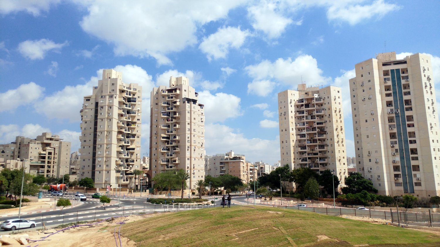 קשה מאוד לעמוד בהחזרי משכנתא של מיליון שקלים. בנייני דירות בנווה זאב. צילום: שרון טל