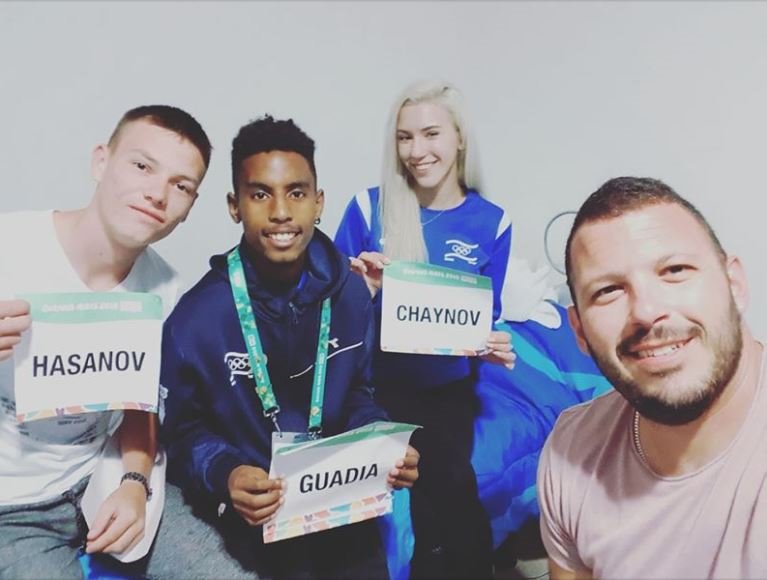 שפירא עם שלושת האתלטים הישראלים ביניהם צ'יינוב. צילום באדיבות המצולמים