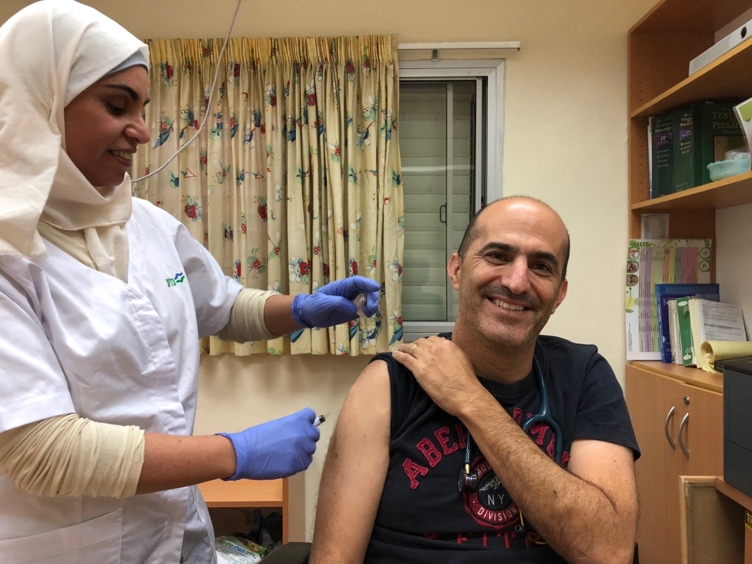 דר אסף טוקר והאחות נדא, מרפאת כללית עומר. צילום: פרטי