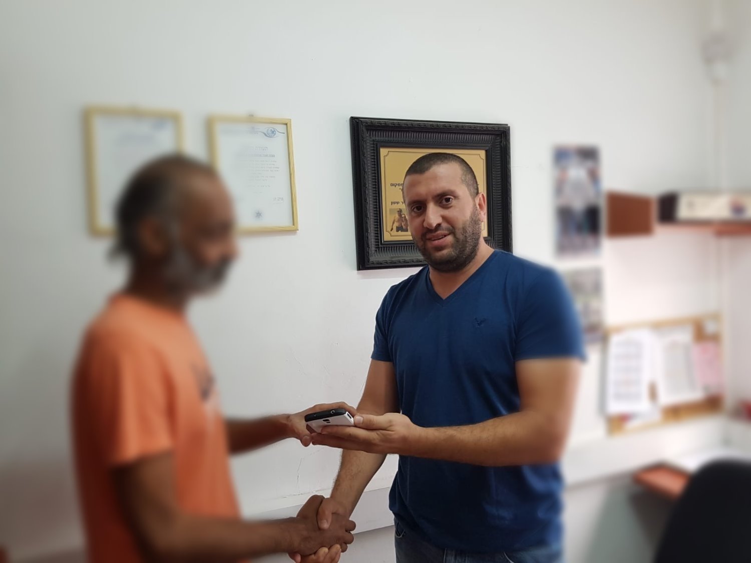 המשטרה השיבה את הטלפון הגנוב. צילום: דוברות המשטרה