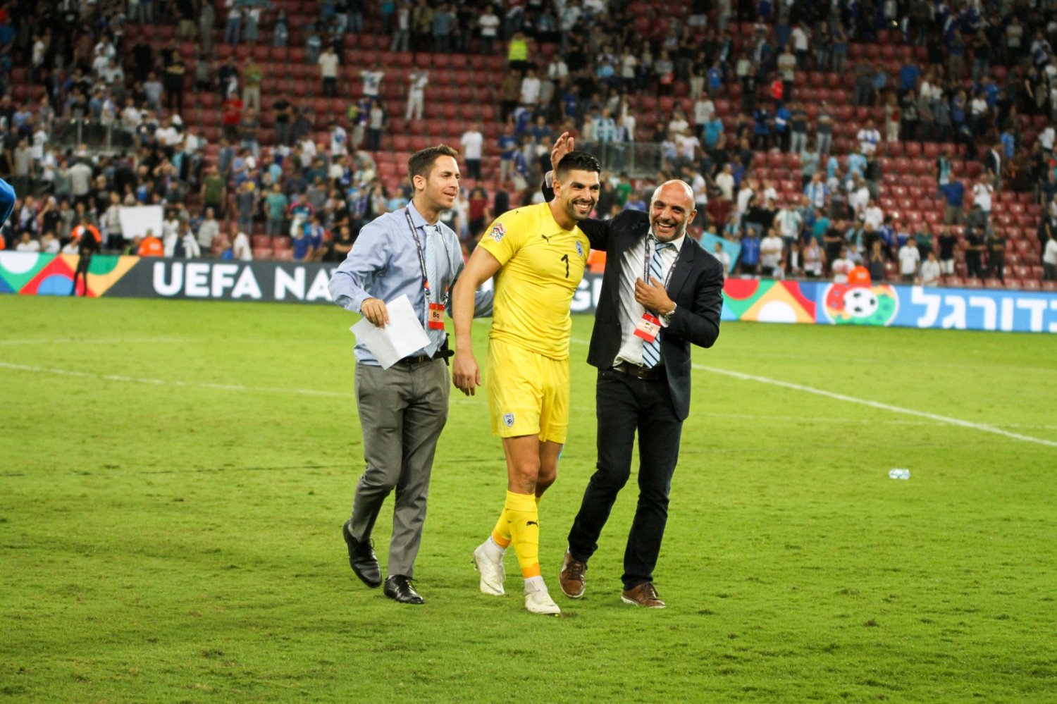 אנשי ההתאחדות מברכים את הרוש. צילום: זאב דיקמן