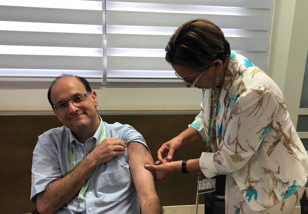 לאה כהן, מנהלת הסיעוד במרכז הרפואי סורוקה, מחסנת את ד"ר שלומי קודש, מנהל המרכז הרפואי נגד שפעת עונתית.