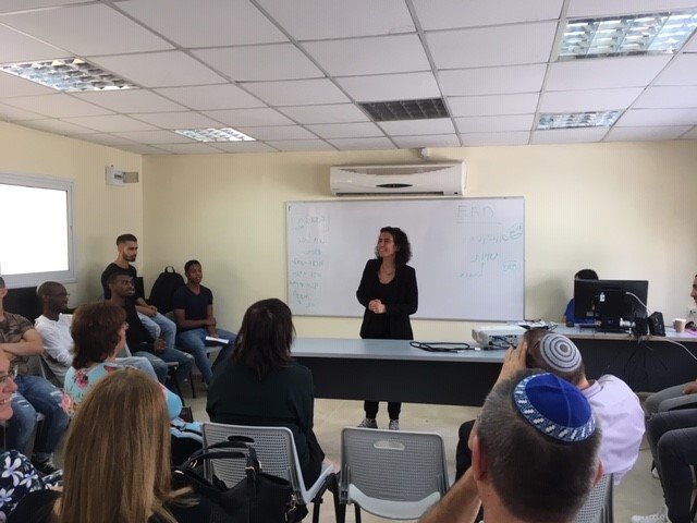 חפצי זוהר בטקס קביעת המזוזה, צילום יחצ