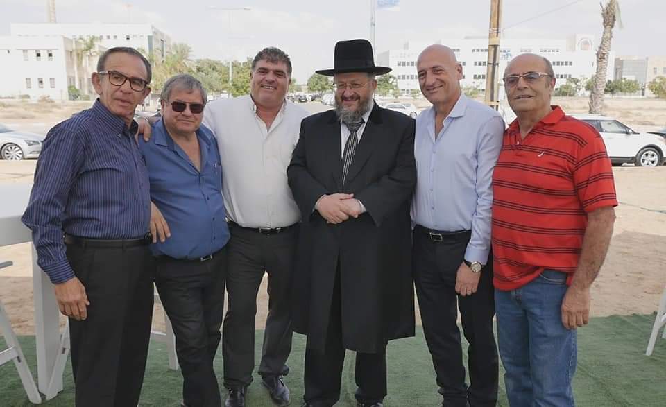 המכובדים בטקס הנחת אבן הפינה. צילום: יחצ