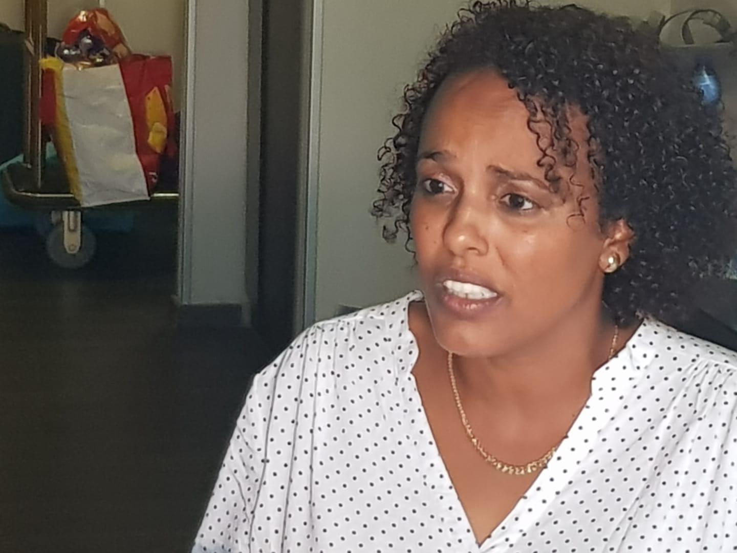 "כל הרסיסים והאבנים דחפו את הדלת פנימה"