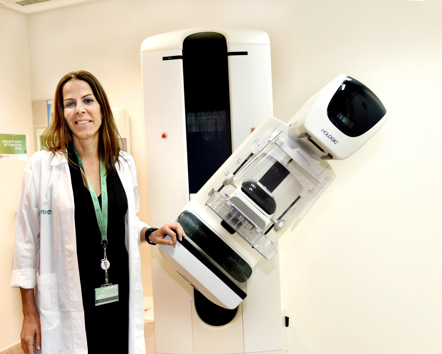 ד"ר רוית אגסי, מ"מ מנהל מרכז השד בסורוקה ליד מכשיר הממוגרפיה במרכז השד. צילום: דוברות סורוקה