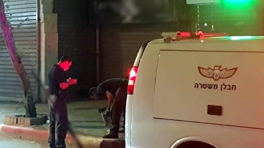 חבלן משטרה הוזעק לזירת הנחיתה בעיר העתיקה. צילום: עידו אוחנה