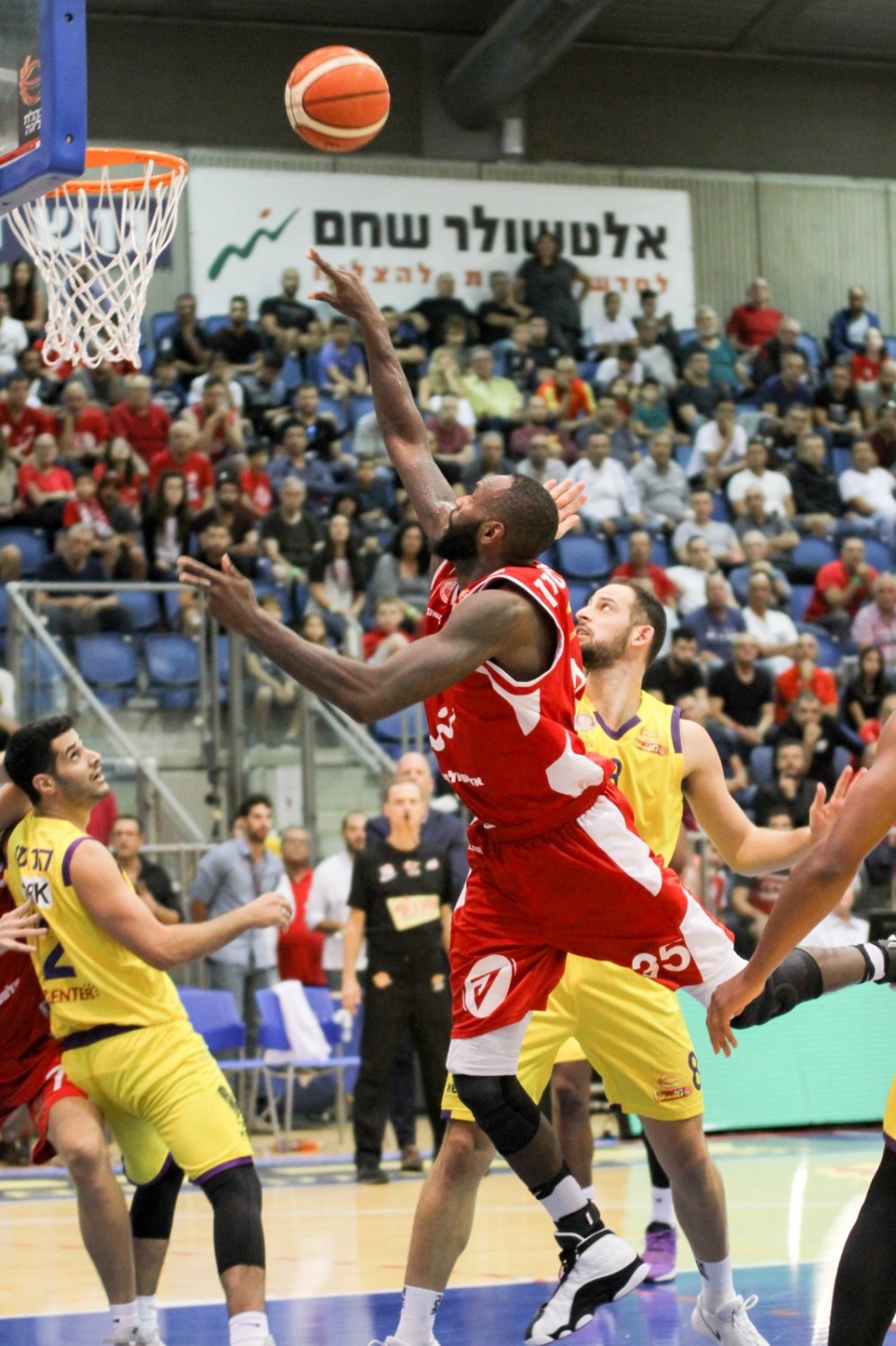 דונלדסון בדרך לזריקה, מול חולון זה לא הספיק. צילום: זאב דיקמן