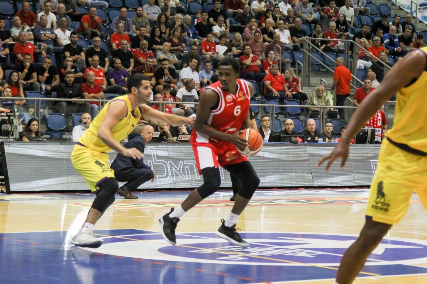 ניצחון להפועל חולון על הפועל באר שבע בני שמעון. צילום: זאב דיקמן