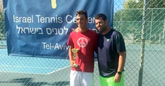 סאמר אלטורי ומאמנו, יואב שב. צילום  באדיבות מרכז הטניס בישראל