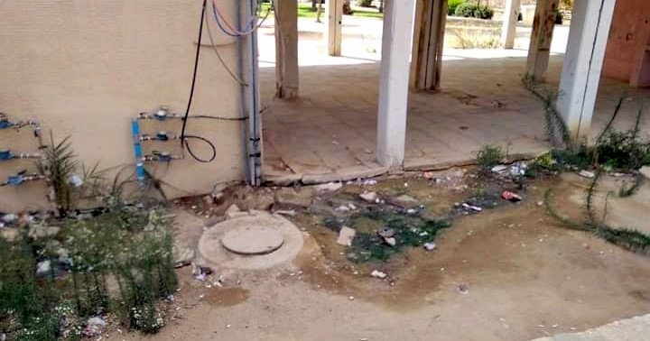 לכלוך בכניסה לבניין. צילום: פרטי