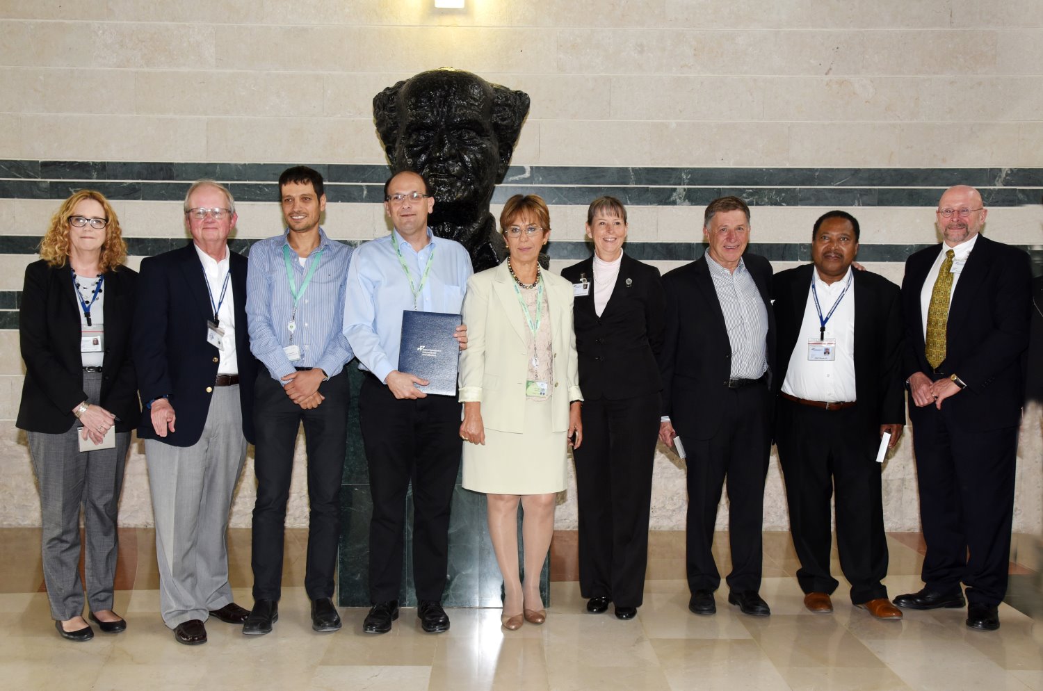 צוות הבודקים מה – JCI יחד עם ד"ר שלומי קודש, מנהל המרכז הרפואי סורוקה (רביעי משמאל), ירדן נבו, המשנה למנהל ביה"ח (שלישי משמאל) ולאה כן מנהלת הסיעוד בסורוקה ( חמישית משמאל) צילום: רחל דוד- סורוקה