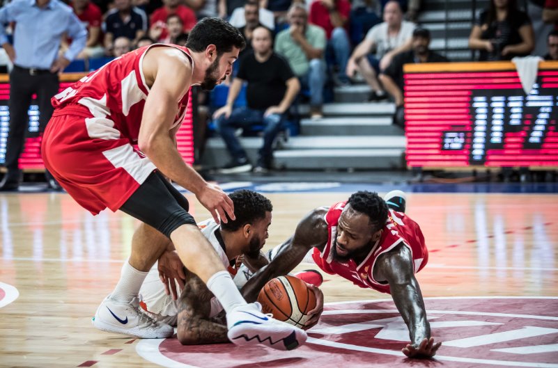 סמאג' כריסטון במאבק על הכדור. צילום: עודד קרני, מנהלת ליגת העל בכדורסל