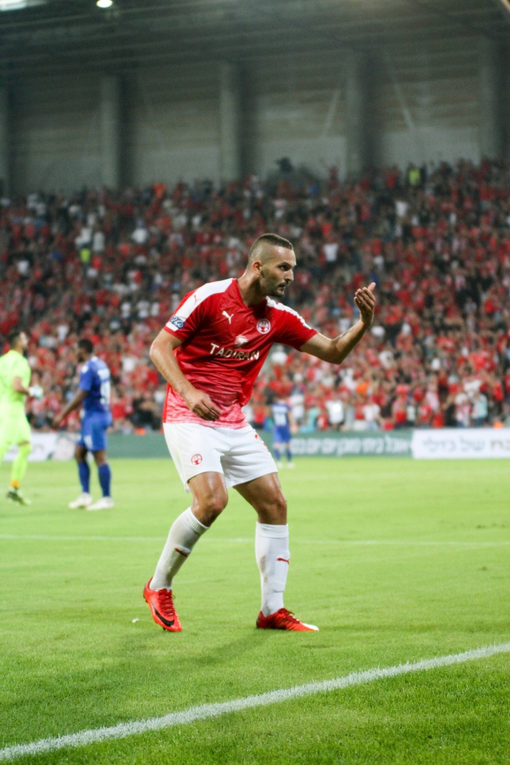 בן שהר מודה לקהל אחרי השער השני. צילום: זאב דיקמן