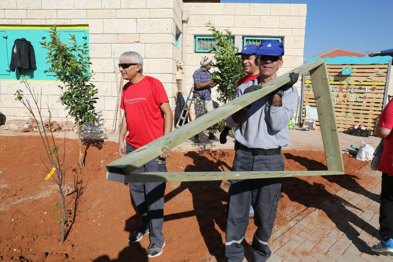 בונה אדניות לבית ספר יובלים. צילום: פרטי