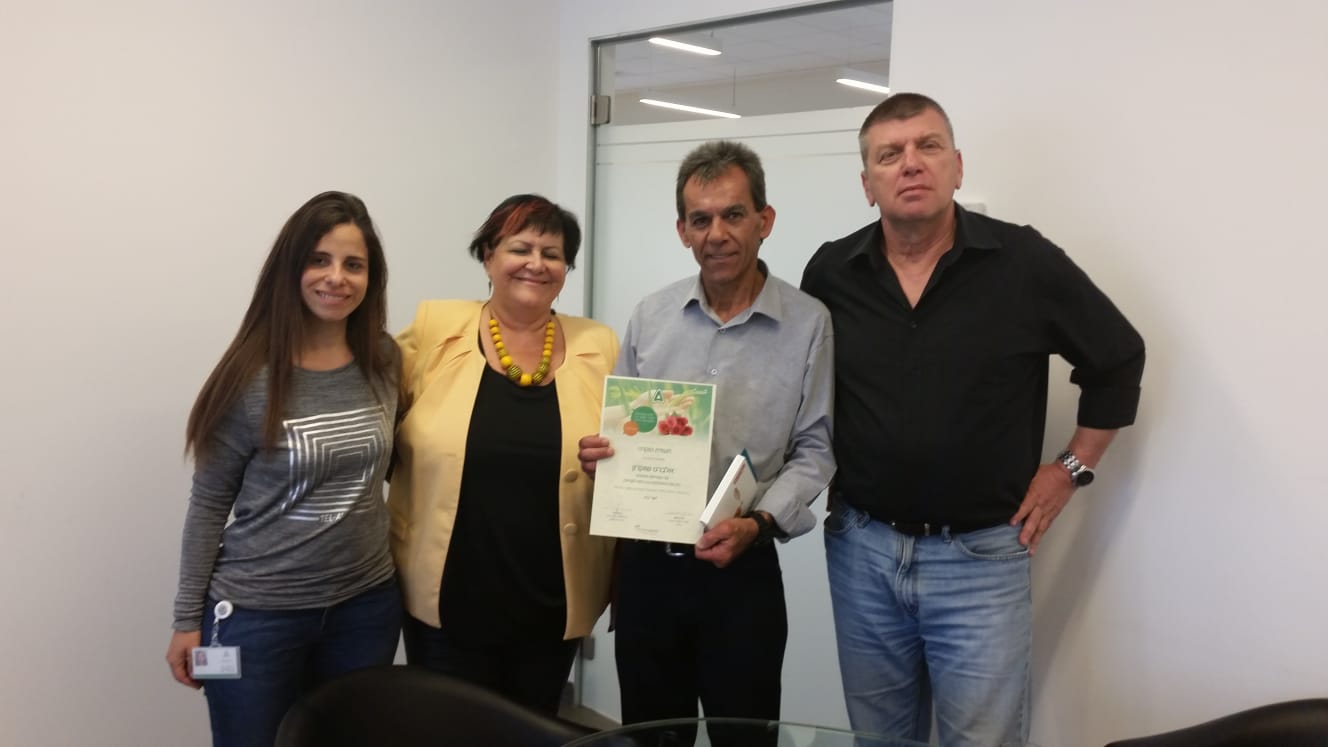 מקבל אות הוקרה מהנהלת אדמה מכתשים על פועלו למען הקהילה בשם אדמה. צילום: יחצ