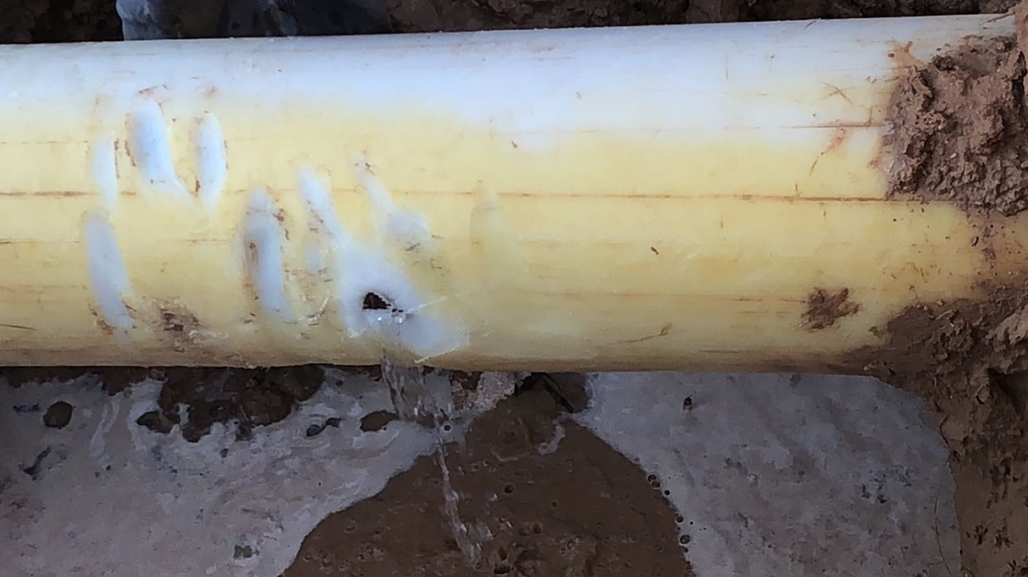 התקלה בקו המים לנחל עשן שנגרמה על ידי קבלן בערב החג. צילום: מי שבע