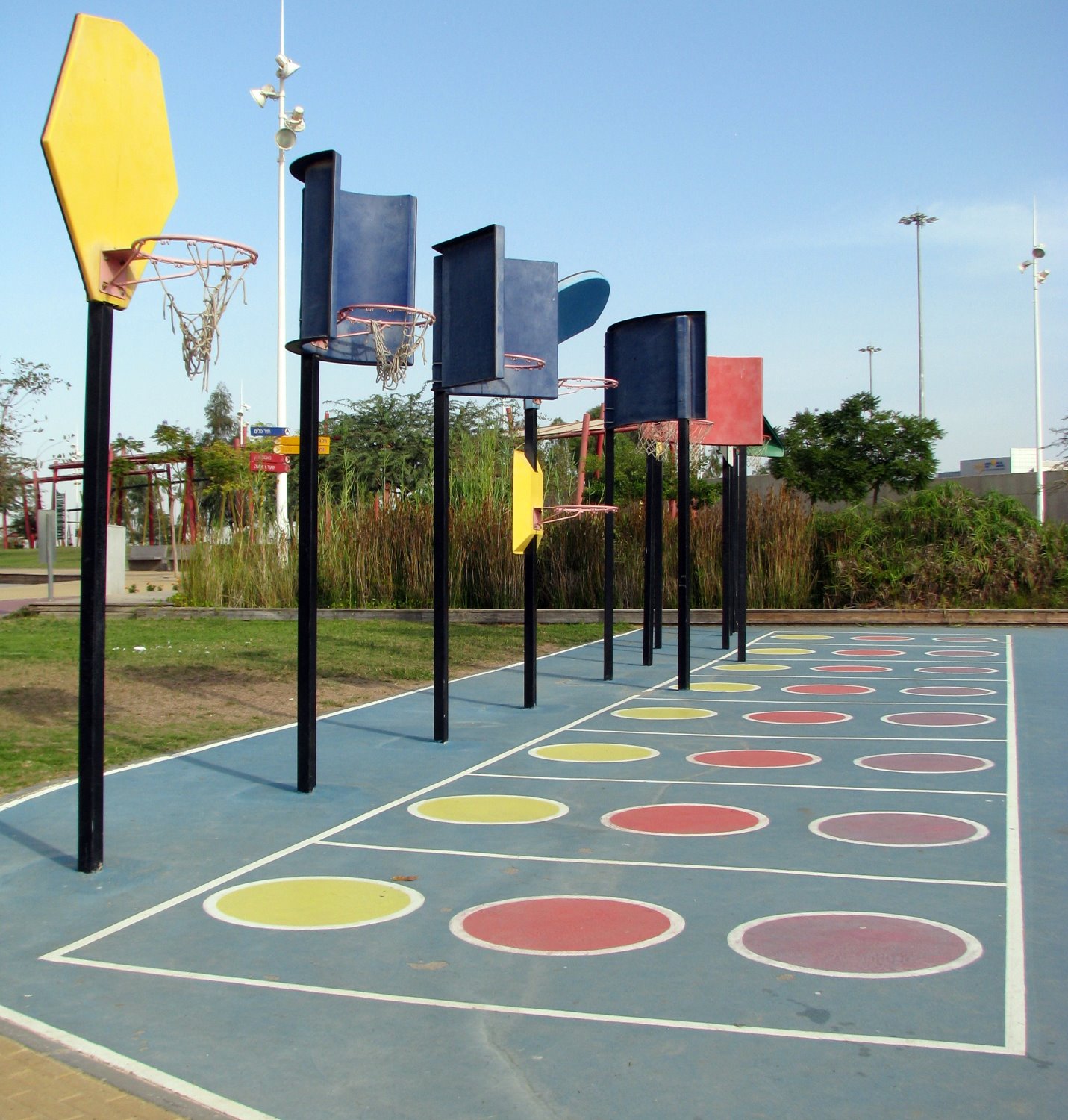 מתחם כדורסל בפארק מרמלדה. צילום: נועה גבאי