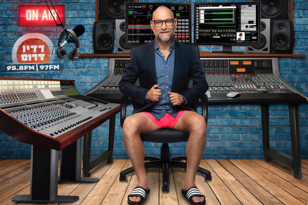 צביקה הדר ברדיו דרום. צילום: ענבל לוי