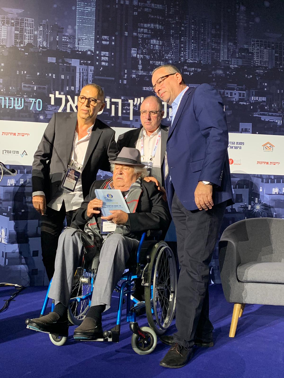  משה אביסרור מקבל אות מפעל חיים  על תרומתו לבניית המדינה- בתמונה אלי אביסרור מנכ"ל החברה, משה אביסרור נשיא החברה ורוני בריק יו"ר התאחדות בוני הארץ. צילום: יחצ