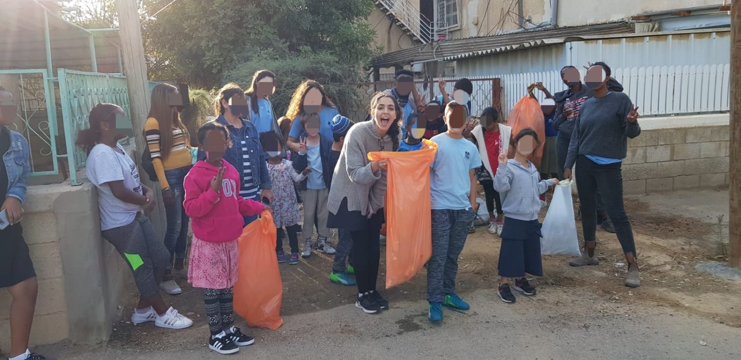 צוות המועדונית עם הילדים מנקים את השכונה. צילום באדיבות בית מוריה