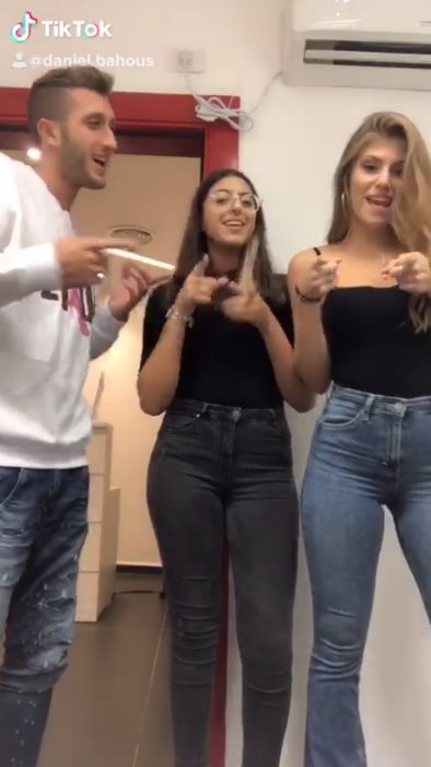 בחוס והזוג המתוקשר. צילום מסך מתוך המיוזיקלי