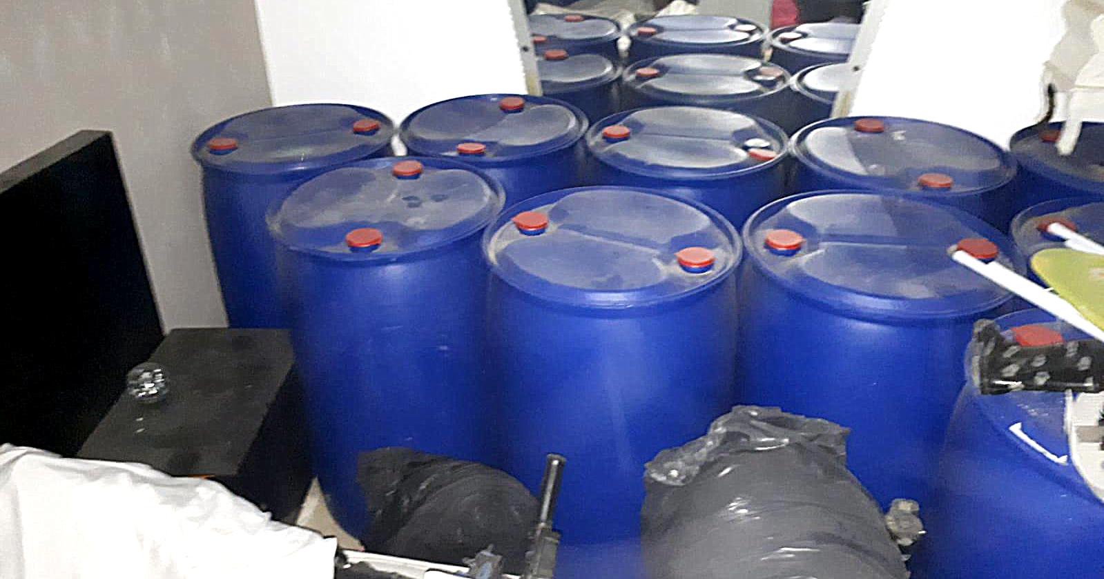 חביות המתנול שנמצאו. צילום באדיבות דוברות המשטרה